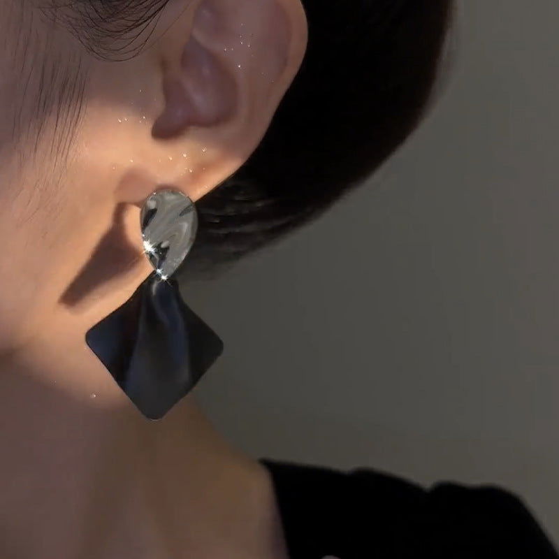 BLACK DIAMOND ALLOY MINIMALIST EARRINGS - Remellia