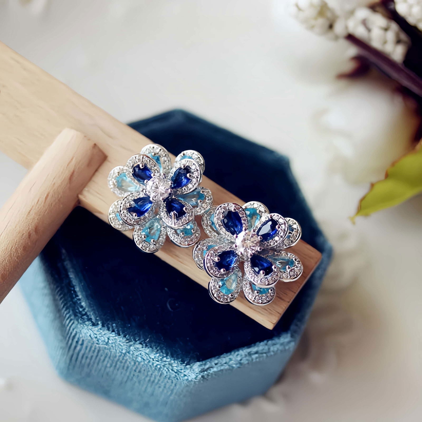 BLUE CLOVER ZIRCON FLOWER EARRINGS - Remellia