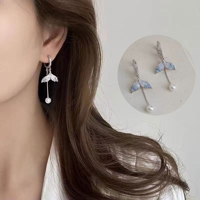 MINI WHALE TAIL EARRINGS - Remellia