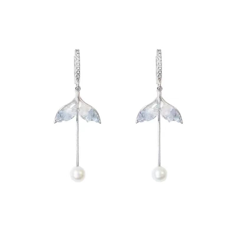 MINI WHALE TAIL EARRINGS - Remellia